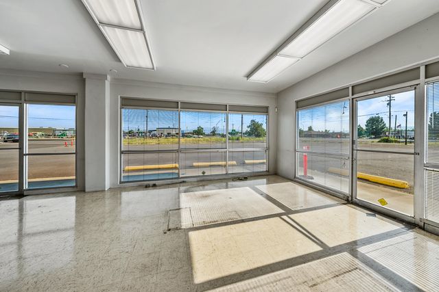 3450 Crater Lake Avenue, Medford, OR 97504