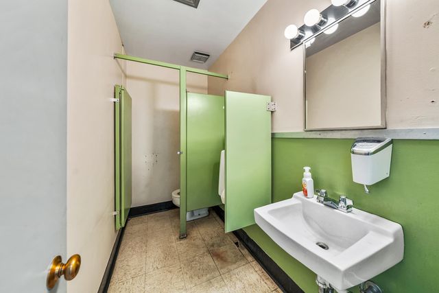 3450 Crater Lake Avenue, Medford, OR 97504
