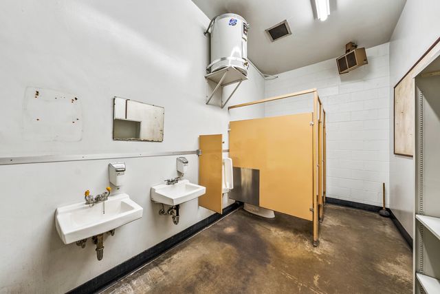 3450 Crater Lake Avenue, Medford, OR 97504
