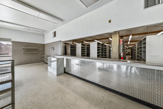 3450 Crater Lake Avenue, Medford, OR 97504