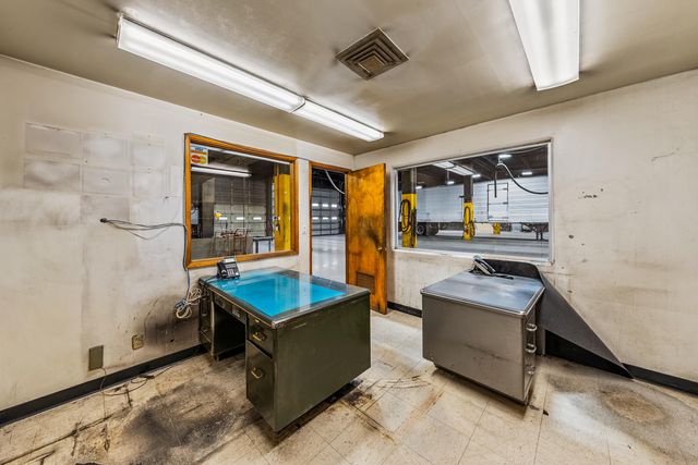 3450 Crater Lake Avenue, Medford, OR 97504