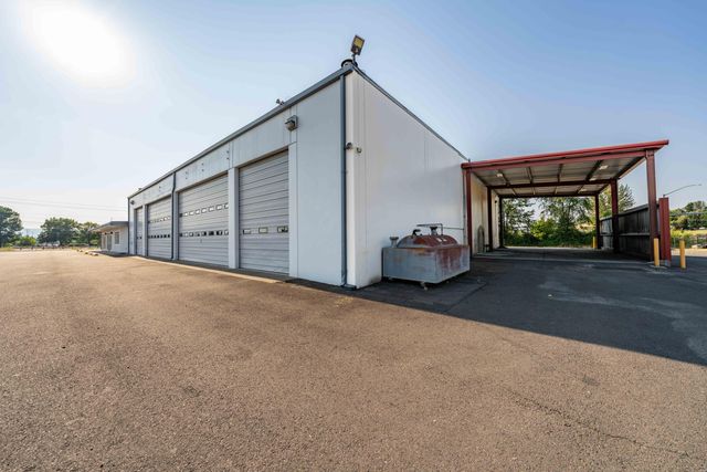3450 Crater Lake Avenue, Medford, OR 97504