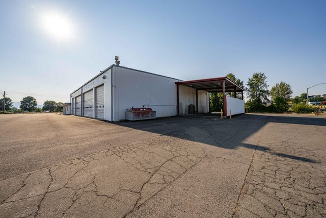 3450 Crater Lake Avenue, Medford, OR 97504