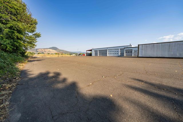 3450 Crater Lake Avenue, Medford, OR 97504
