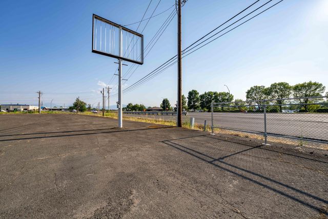 3450 Crater Lake Avenue, Medford, OR 97504