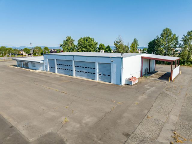 3450 Crater Lake Avenue, Medford, OR 97504