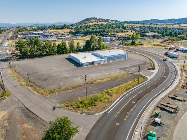 3450 Crater Lake Avenue, Medford, OR 97504