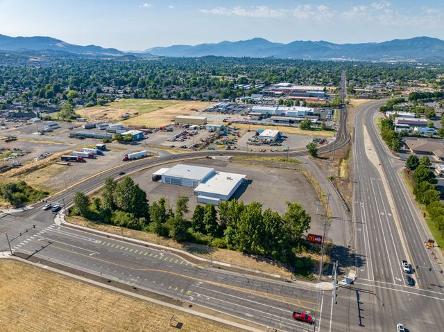 3450 Crater Lake Avenue, Medford, OR 97504