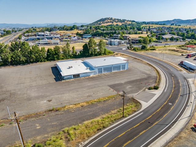 3450 Crater Lake Avenue, Medford, OR 97504