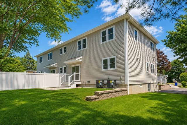 37 Neillian Way 37, Bedford, MA 01730