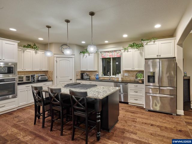 422 TURNBERRY Av, Woodburn, OR 97071