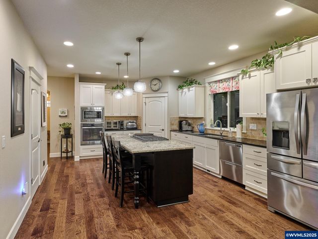 422 TURNBERRY Av, Woodburn, OR 97071