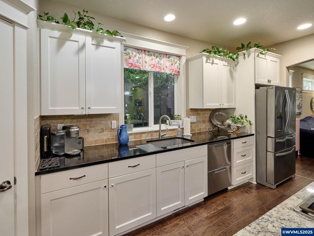 422 TURNBERRY Av, Woodburn, OR 97071