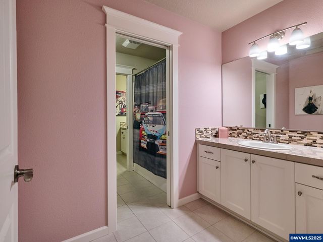 422 TURNBERRY Av, Woodburn, OR 97071