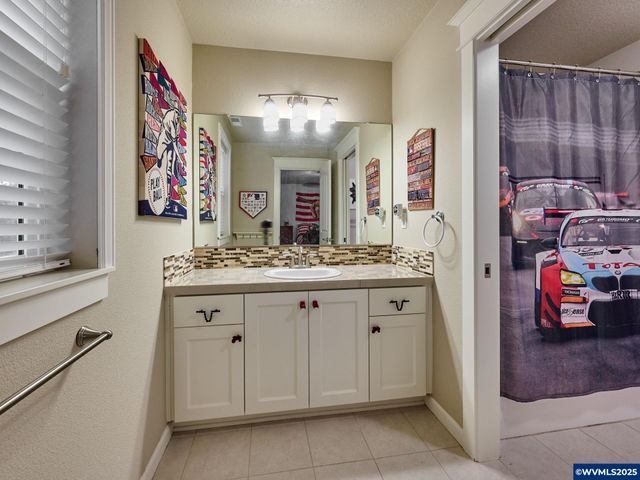 422 TURNBERRY Av, Woodburn, OR 97071