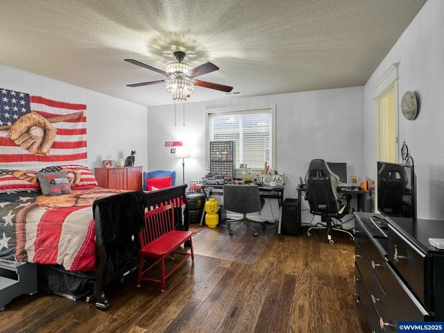 422 TURNBERRY Av, Woodburn, OR 97071