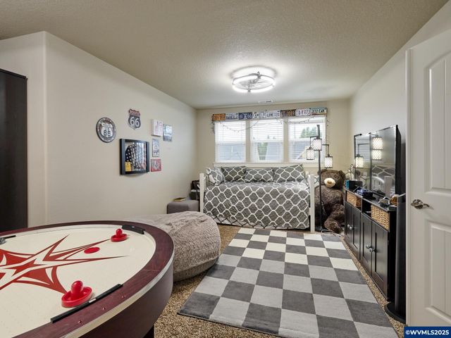 422 TURNBERRY Av, Woodburn, OR 97071