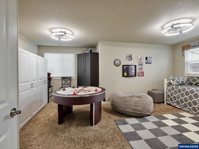 422 TURNBERRY Av, Woodburn, OR 97071