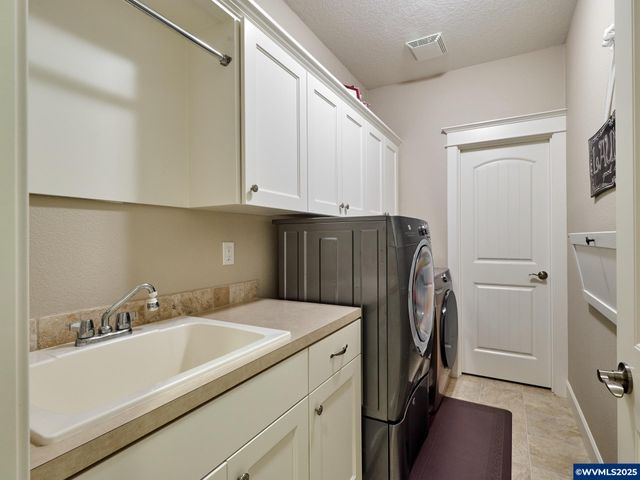 422 TURNBERRY Av, Woodburn, OR 97071