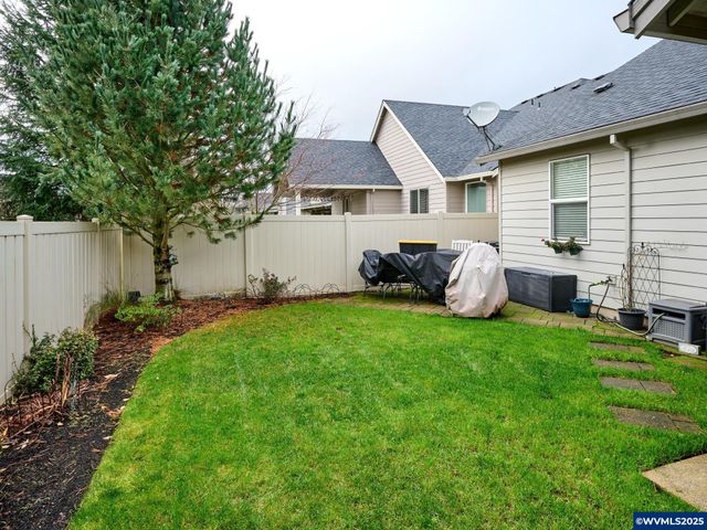 422 TURNBERRY Av, Woodburn, OR 97071