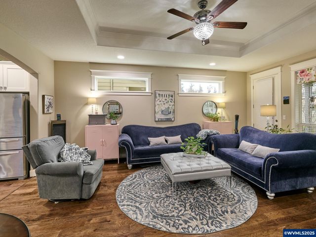 422 TURNBERRY Av, Woodburn, OR 97071