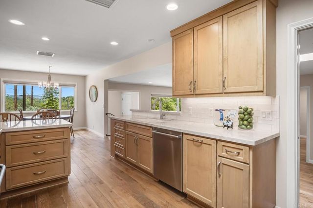 2211 Winterwarm Dr, Fallbrook, CA 92028