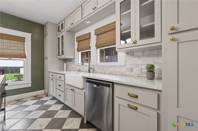 1042 SW Cross Street, New Braunfels, TX 78130