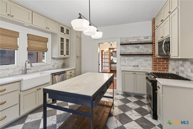 1042 SW Cross Street, New Braunfels, TX 78130