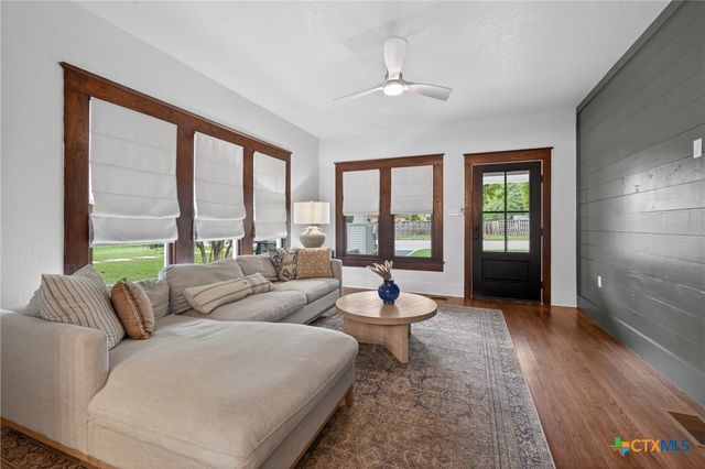 1042 SW Cross Street, New Braunfels, TX 78130
