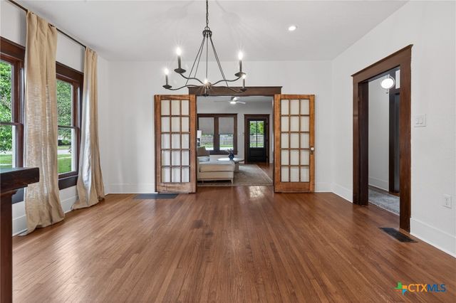 1042 SW Cross Street, New Braunfels, TX 78130