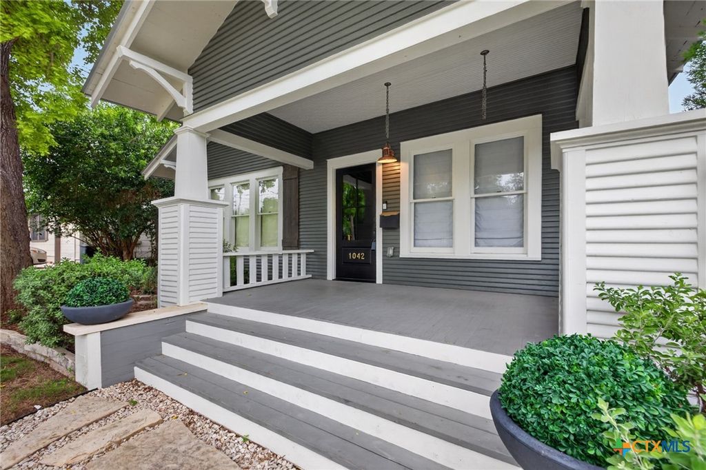 1042 SW Cross Street, New Braunfels, TX 78130