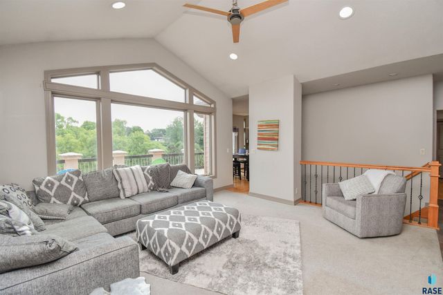 5716 S Prairie View Ct Court, Sioux Falls, SD 57108