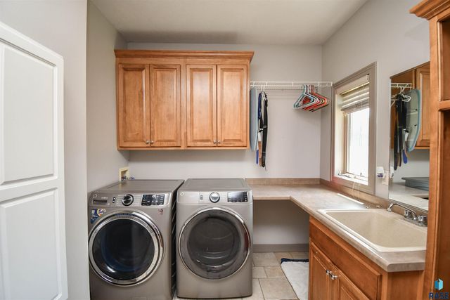 5716 S Prairie View Ct Court, Sioux Falls, SD 57108