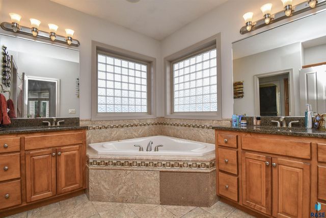 5716 S Prairie View Ct Court, Sioux Falls, SD 57108
