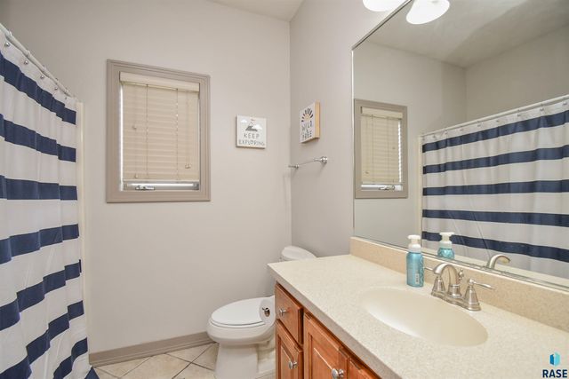 5716 S Prairie View Ct Court, Sioux Falls, SD 57108