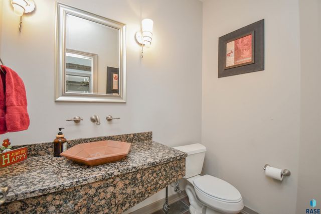 5716 S Prairie View Ct Court, Sioux Falls, SD 57108