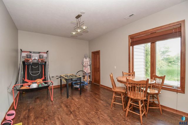 5716 S Prairie View Ct Court, Sioux Falls, SD 57108