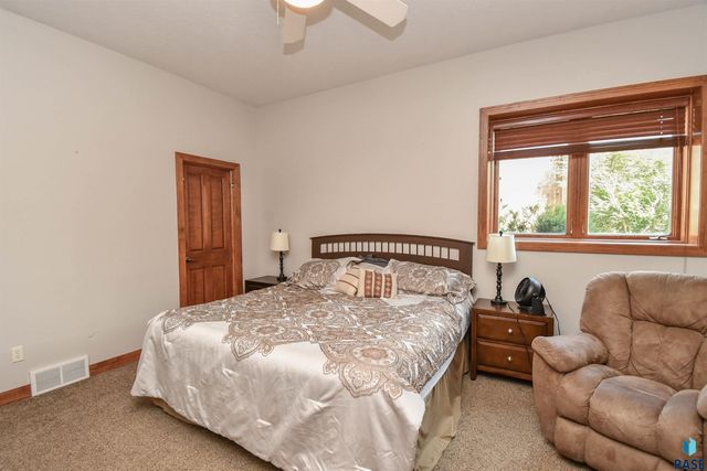 5716 S Prairie View Ct Court, Sioux Falls, SD 57108