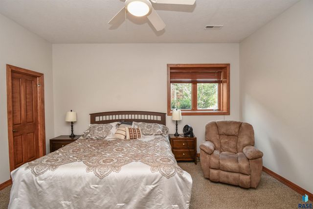 5716 S Prairie View Ct Court, Sioux Falls, SD 57108