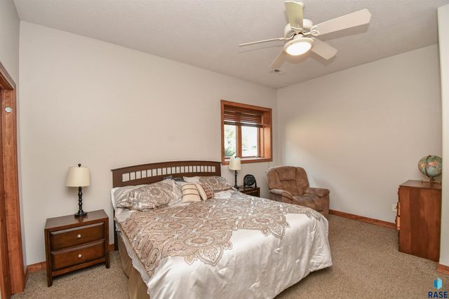 5716 S Prairie View Ct Court, Sioux Falls, SD 57108