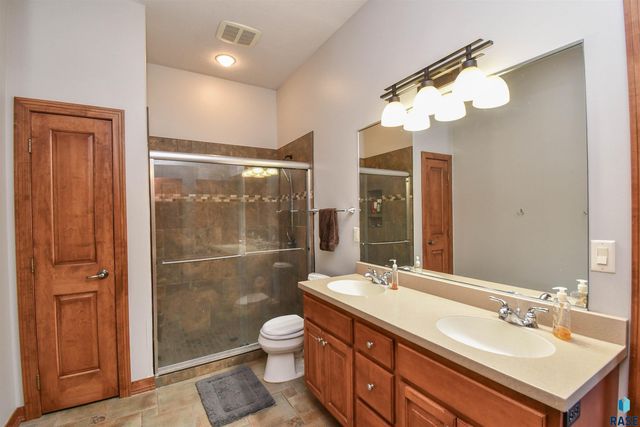 5716 S Prairie View Ct Court, Sioux Falls, SD 57108