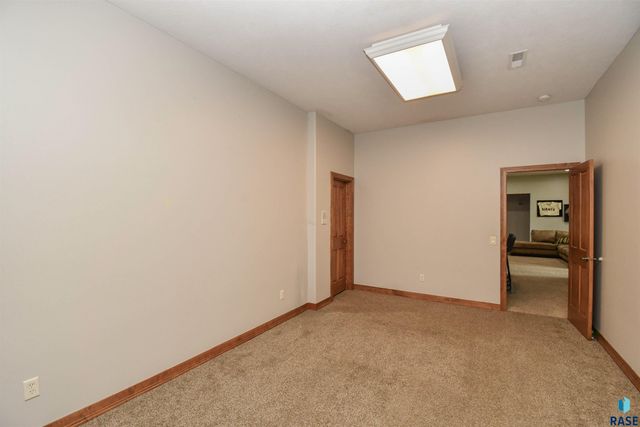 5716 S Prairie View Ct Court, Sioux Falls, SD 57108