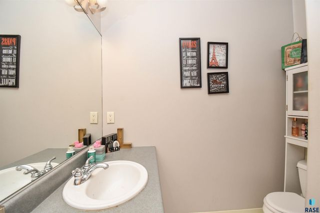 5716 S Prairie View Ct Court, Sioux Falls, SD 57108