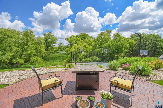 5716 S Prairie View Ct Court, Sioux Falls, SD 57108