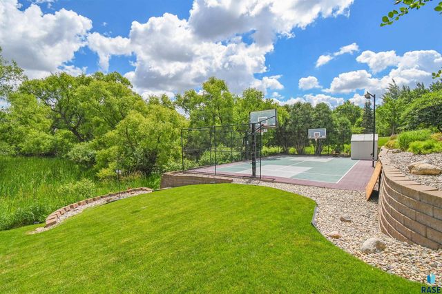 5716 S Prairie View Ct Court, Sioux Falls, SD 57108