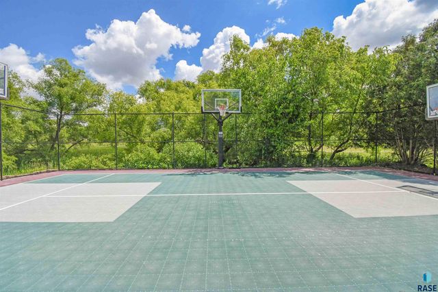 5716 S Prairie View Ct Court, Sioux Falls, SD 57108