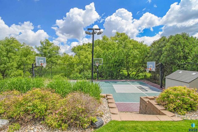 5716 S Prairie View Ct Court, Sioux Falls, SD 57108