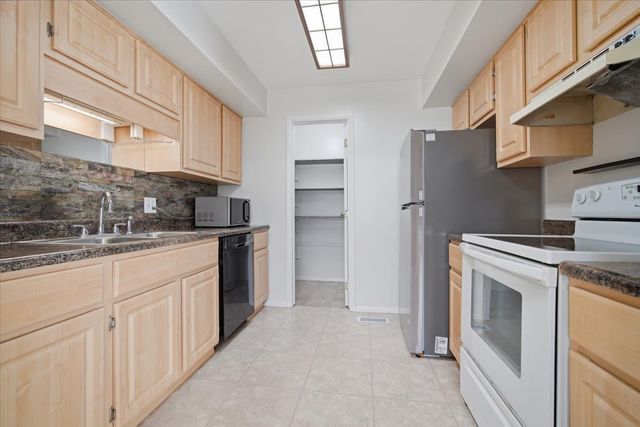 1600 Northbrook B9, Normal, IL 61761