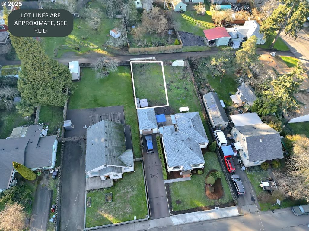 1652 Augusta Aly, Eugene, OR 97403