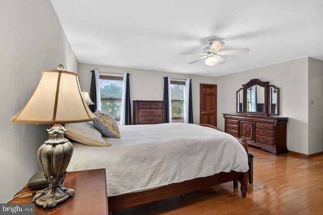 5 BANFF DR, Princeton Junction, NJ 08550